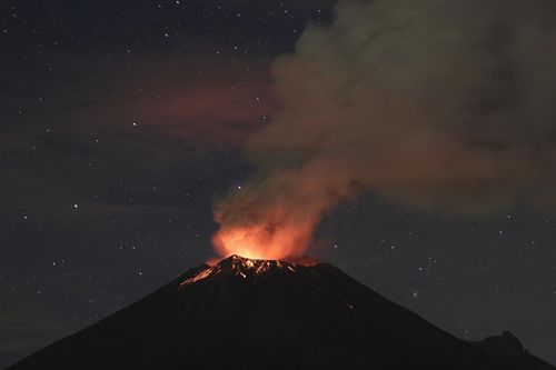 México. El Popocatépetl provoca las primeras cancelaciones de vuelos