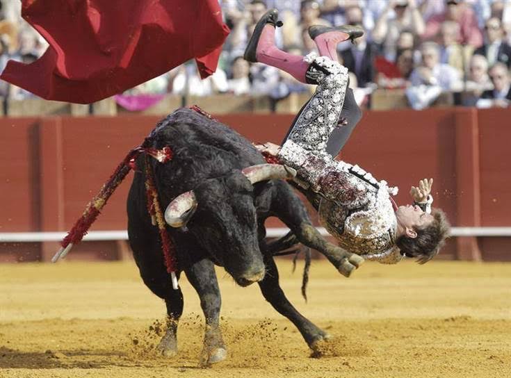 El ministro de Cultura echa un ‘capote’ a los toros
