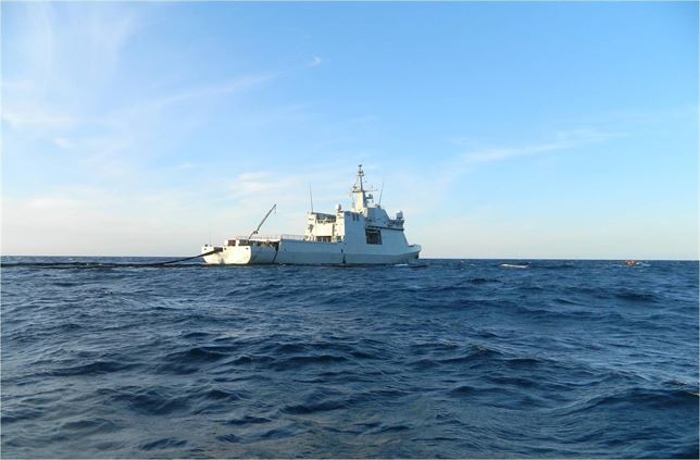 El barco Meteoro filtra 200.000 litros de aguas contaminadas con hidrocarburos del Oleg Naydenov