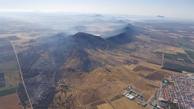 El fuego de Arroyo de San Serván sigue activo pero la evolución es positiva