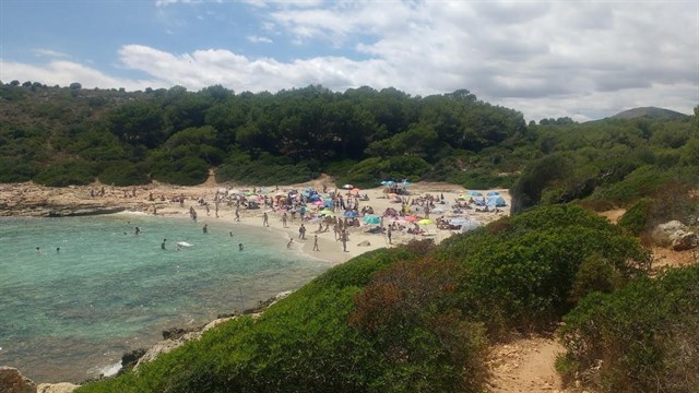 El GOB alerta del descontrol y la grave de degradación que sufre Cala Varques