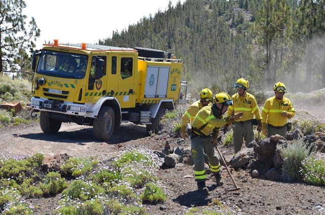 El Cabildo de Tenerife establece dispositivos en los accesos al monte para informar sobre el riesgo de incendio forestal