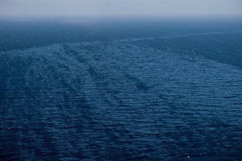 Aparece fuel cerca de la playa de Veneguera