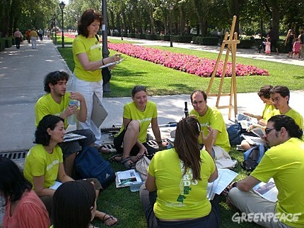 Greenpeace sale ala calle para pedir a zapatero que actúe contra el cambio climático