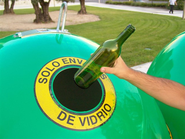 La campaña El vidrio se mueve concienciará esta semana a los estudiantes cacereños