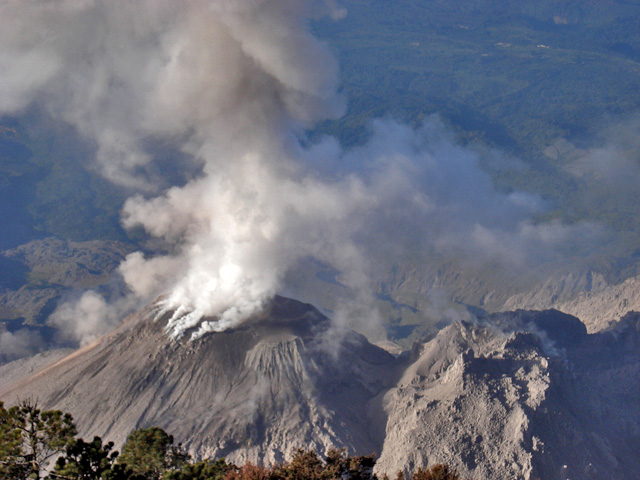 Declaran el estado de alerta en dos departamentos de Guatemala por la erupción del volcán Santiaguito