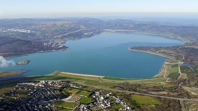 Las aguas del Lago As Pontes (Galicia)