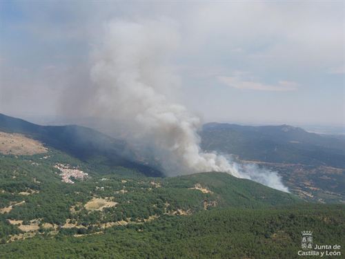 Cerca de 200 personas trabajan en el fuego de Sotillo (Ávila)