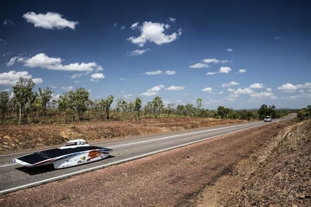 Este revolucionario automóvil recorre 3.000 kilómetros con energía solar