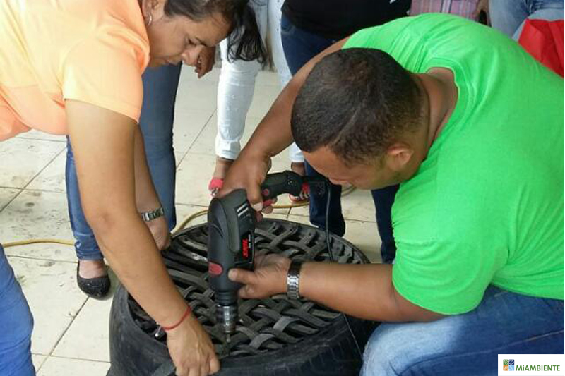 Taller de reutilización de neumáticos en San Miguelito