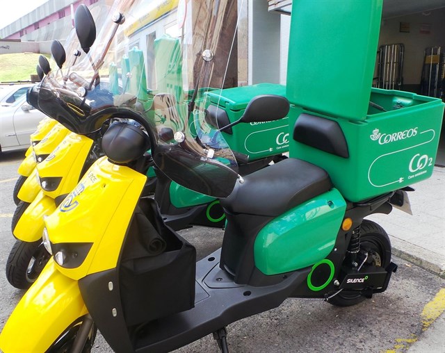 Correos utiliza ya 15 motos eléctricas para el reparto en Bizkaia