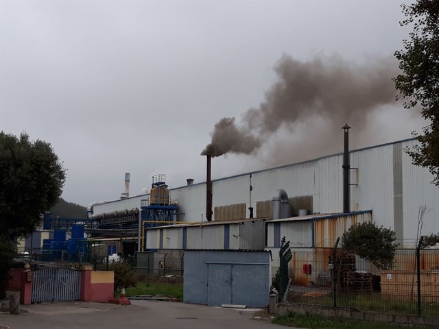 Ecologistas piden al Principado que investigue emisiones que se producen en una empresa del polígono de Macua
