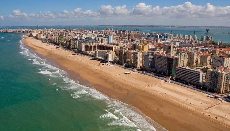 Ecologistas de Cádiz aplauden el apagado de la iluminación de las playas de la capital