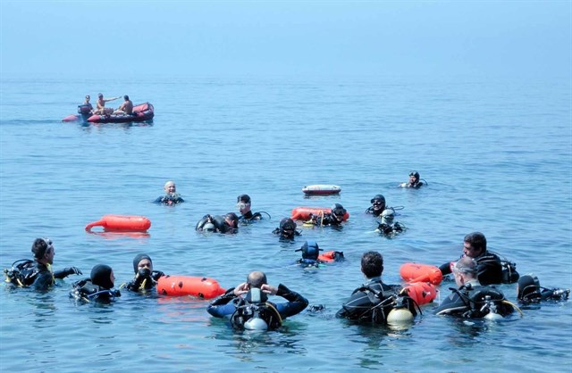 Retirados 1.500 kilos de basura en el puerto de Zierbena