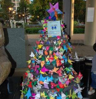 Crearon arbolitos de Navidad con material descartable