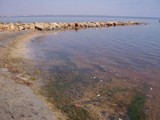 Costas prevé instalar dos espigones en el mar para estabilizar la playa de Ferrara
