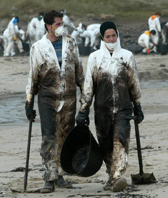 El capitán del Prestige acusa a España de provocar la contaminación en el Cantábrico y Francia