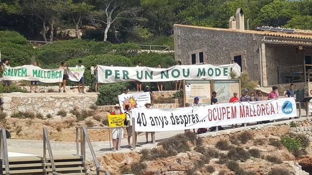 El GOB ocupa la Dragonera para reivindicar el espíritu ecologista que necesita Mallorca frente a la invasión del turismo