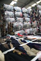 Ekorec y Koopera reciclan ropa de poliéster en la fabricación de moquetas para coches en un proyecto de economía circular