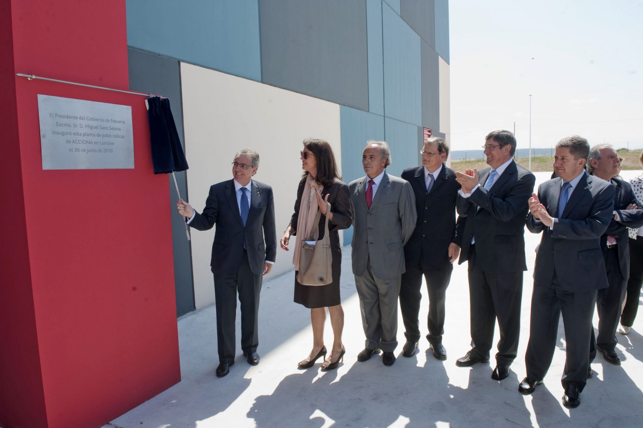 El Presidente Sanz inaugura en Lumbier la planta de palas de aerogeneradores de Acciona