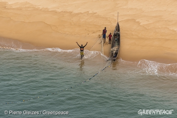 La pesca industrial ‘esquilma’ las costas de África