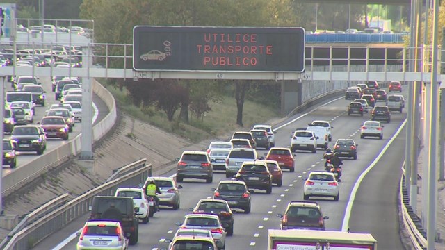 Madrid mantiene activado el procolo anticontaminación este domingo: velocidad limitada en M-30 y accesos