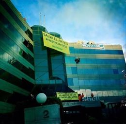 Activistas de Greenpeace se cuelgan en la sede de Shell en Madrid