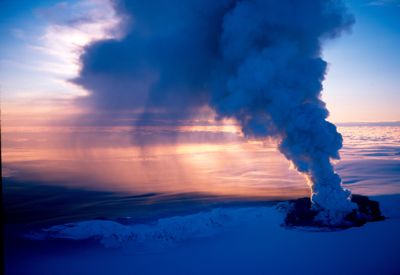 Islandia cierra su principal aeropuerto por la erupción del Grímsvötn