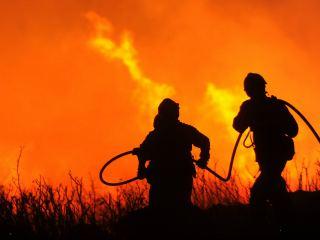 El fuego en la sierra de Tivissa obliga a desalojar a 13 masías