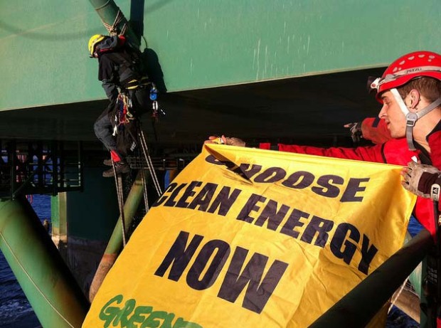 Activistas de Greenpeace impiden zarpar a la plataforma petrolífera destinada a perforar en el Ártico