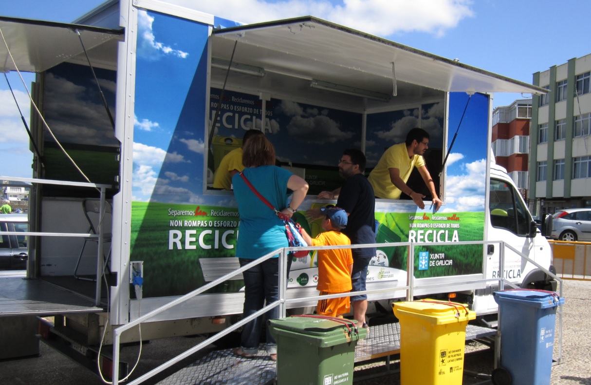 El aula móvil de la campaña gallega del reciclaje en Neda y Pontedeume