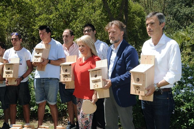 Andalucía coloca un centenar de cajas nido en el jardín de El Altillo de Jerez