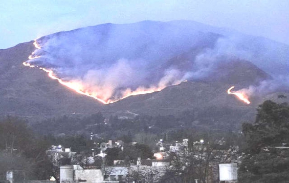 Argentina: El gobierno nacional sumó seis aviones al combate del fuego en las sierras de Córdoba