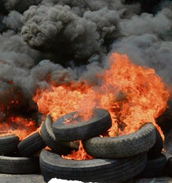 Ecologistas en Acción estima que podrían estar ardiendo unas 12.000 toneladas de neumáticos en Ardoncino (León)