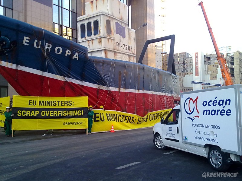 Greenpeace "Desguaza" un buque arrastrero en la puerta del consejo de la Unión Europea