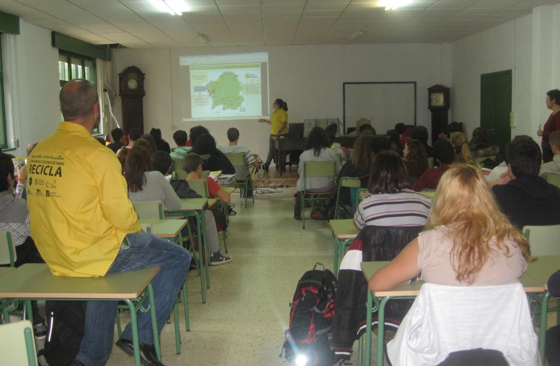 IES ‘Pedra da Auga’ de Ponteareas reciben clases de reciclaje de la mano de la Xunta y Sogama