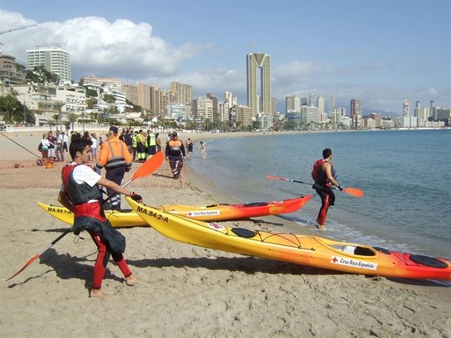 Voluntariado de Cruz Roja realiza vigilancia ambiental en el mar a bordo de kayaks