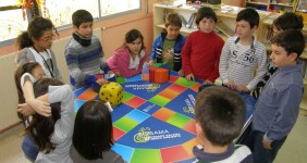 El juego gigante educativo de los residuos de SOGAMA recorrerá 16 centros escolares gallegos