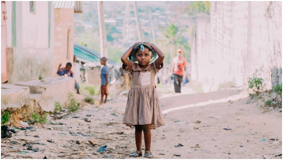 El plomo casi extermina al barrio de Owino Uhuru en Kenia