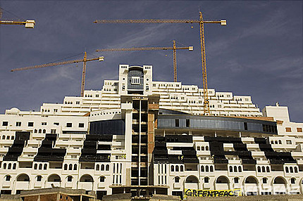 Greenpeace contra la norma urbanística que considera la playa de el Algarrobico como urbanizable