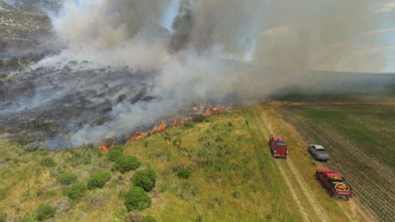 El viento dificulta el control definitivo del fuego en Balcarce
