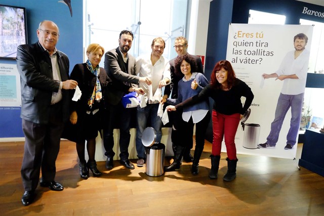 El actor Salva Reina protagoniza una campaña sobre perjuicios de tirar toallitas al váter