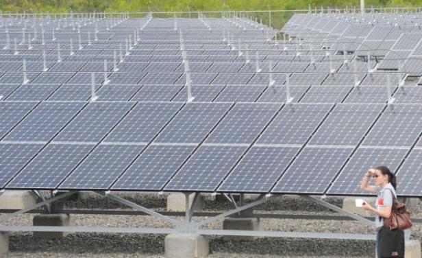 Cientos de hectáreas comenzarán a cubrirse de paneles azules en 2014