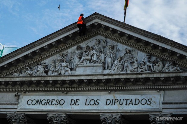 Hasta 5 años de cárcel… por encaramarse como activistas de Greenpeace al tejado del Congreso