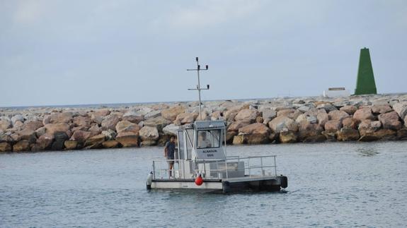El servicio de limpieza del litoral balear con barcas comenzará a finales de junio