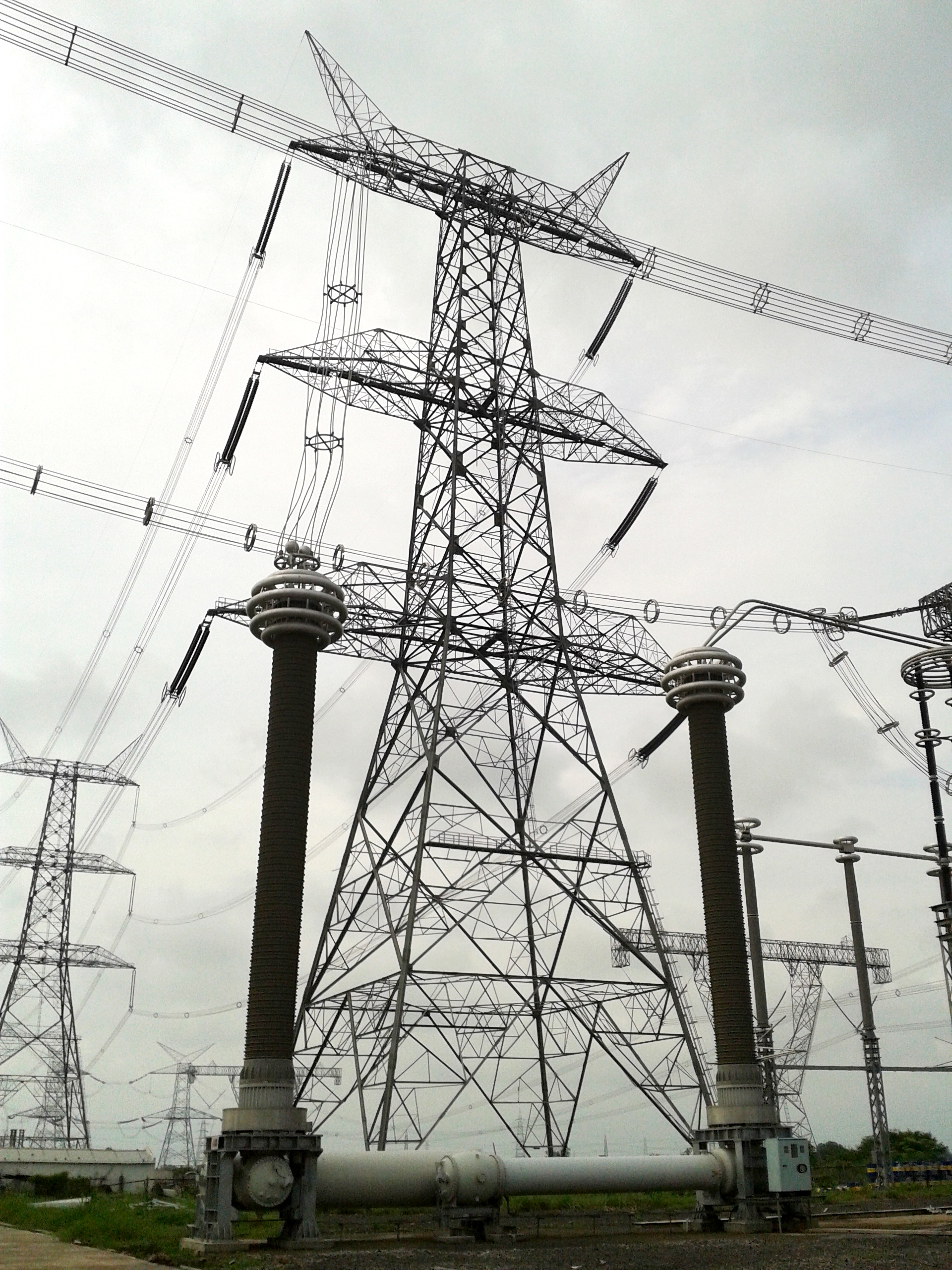 ABB pone en servicio un interruptor récord mundial de alta tensión