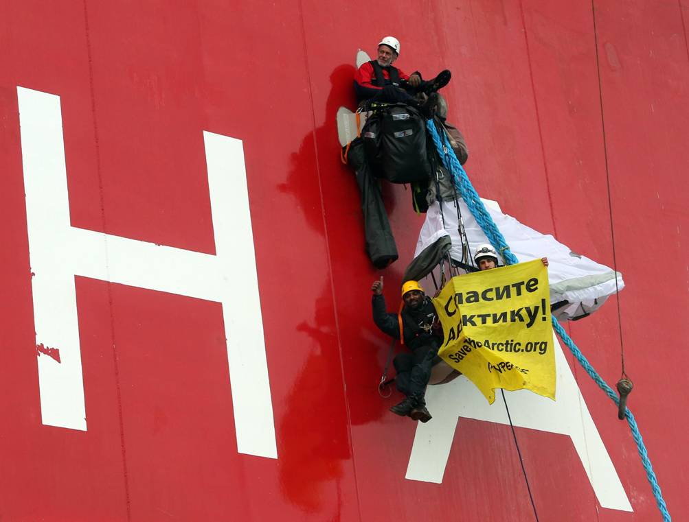Activistas de Greenpeace bloquean la plataforma petrolífera de Gazprom en el Ártico