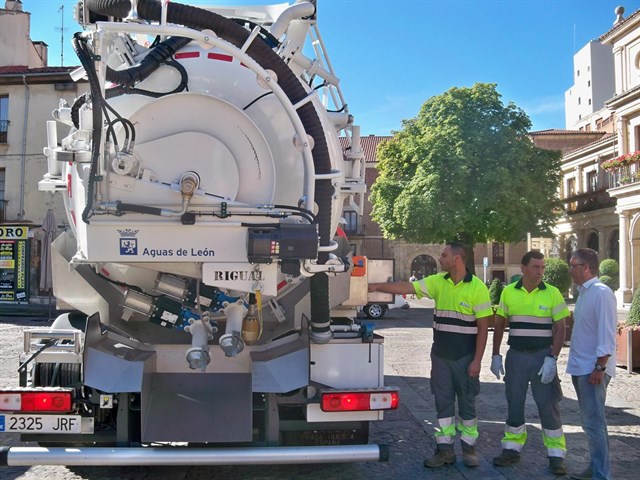 Aguas de León renueva su flota con un vehículo eléctrico para urgencias y un camión impulsor succionador para limpieza