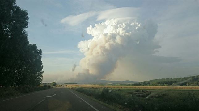 Más de 400 personas aún trabajan en el fuego de Quintana