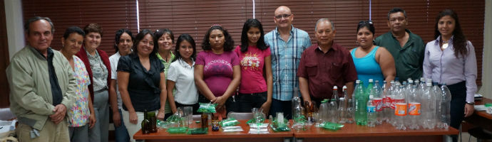 Venezolanos de Reusamas transforman el vidrio en arte